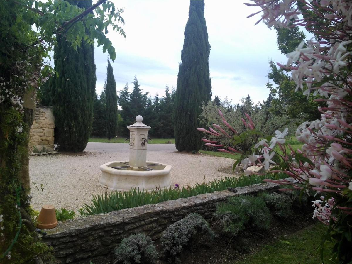 Mas Des Bougainvillees Sernhac Esterno foto